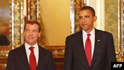 Tổng thống Nga Dmitri Medvedev (trái) và Tổng thống Hoa Kỳ Barack Obama