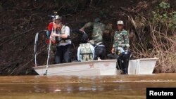 Toán cứu hộ Pháp khảo sát địa điểm máy bay bị rơi, 19/10/13