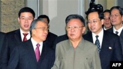 Chủ Tịch Quốc vụ viện Đới Bỉnh Quốc (trái) gặp lãnh tụ Kim Jong Il của Bắc Triều Tiên tại Bình Nhưỡng