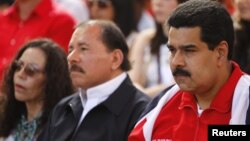 Phó Tổng thống Venezuela Nicolas Maduro (phải) và Tổng thống Nicaragua Daniel Ortega trong một buổi mít tinh ủng hộ Tổng thống Hugo Chavez tại Caracas, 10/1/2013