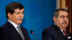 Ngoại trưởng Thổ Nhĩ Kỳ Ahmet Davutoglu, (trái), và Ngoại trưởng Iraq Hoshyar Zebari nói chuyện tại một cuộc họp báo chung