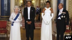 Hoàng tế Philip (phải), và Nữ hoàng Elizabeth (trái), tiếp đón Tổng thống Hoa Kỳ Barack Obama và Ðệ nhất phu nhân Michelle Obama khi ông bà đến thăm Anh quốc