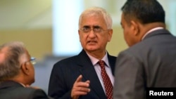 Ngoại trưởng Ấn Độ Salman Khurshid cho báo chí ở Brunei biết rằng New Delhi quyết tâm tăng cường mối quan hệ với Pakistan.