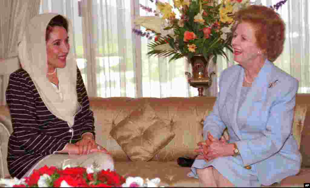 Thủ tướng Benazir Bhutto của Pakistan tiếp Thủ tướng Thatcher tại Islamabad, Pakistan,&nbsp; 24/3/1996. 