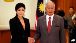 Thủ Tướng Thái Lan Yingluck Shinawatra và vị tương nhiệm Malaysia Najib Razak tại Kuala Lumpur, ngày 28/2/2013.