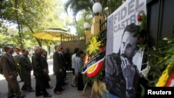 Người Việt xếp hàng để viếng Chủ tịch Fidel Castro tại Đại sứ quán Cuba ở Hà Nội, 28/11/2016.