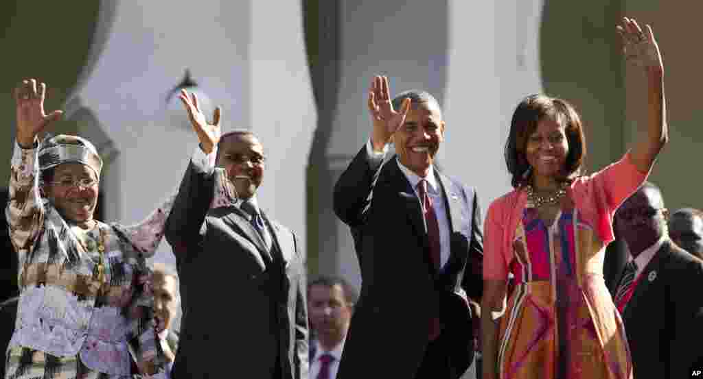 Tổng thống Mỹ Barack Obama, Ðệ nhất Phu nhân Michelle Obama, Tổng thống Tanzania Jakaya Kikwet, và Ðệ nhất Phu nhân Tanzania Salma Kilkwete vẫy chào khi đến dinh tổng thống ở Dar es Salaam, Tanzania, ngày 1/7/2013.