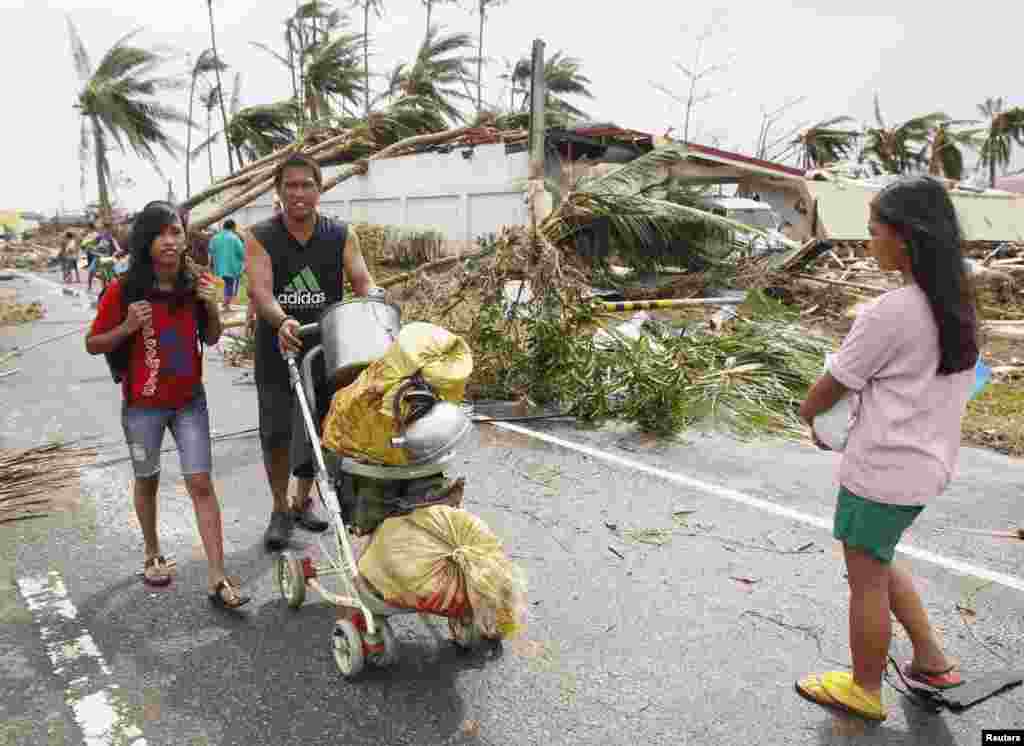 Những người sống sót sau trận bão Haiyan vận chuyển những đồ đạc còn sót lại trên một chiếc xe đẩy trẻ em tại thành phố Tacloban, miền Trung Philippines, ngày 9/11/2013.