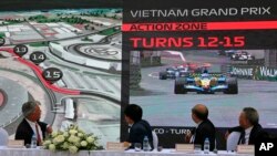 Chủ tịch và CEO của Formula 1 Chase Carey, trái, Chủ tịch UBND tp Hà Nội Nguyễn Đức Chung, thứ nhì từ trái, và hai quan chức khác xem bảng thiết kết chặng đua Hà Nội hôm 7/11/2018. 