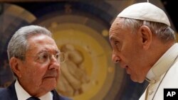 Chủ tịch Cuba Raul Castro diện kiến Đức Giáo Hoàng tại Điện Vatican, ngày 10/5/2015.