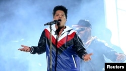 Bruno Mars tại lễ trao giải Grammy thường niên lần thứ 59 tại Los Angeles, California.