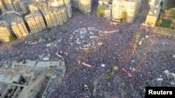 Người biểu tình chống ông Morsi biểu tình ủng hộ quân đội tại Quảng trường Tahrir ở Cairo, 26/7/2013