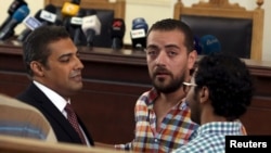 Hai phóng viên của hãng Al Jazeera: Mohamed Fahmy (trái) và Baher Mohamed (giữa) tại toà án ở Ai Cập, ngày 29/8/2015