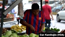 El Salvador’da müthiş bir Barcelona tutkusu var Barcelona maçı olduğu zaman adeta hayat duruyor. Üzerinde giydikleri Barcelona formalarıyla yürüyen, çalışan çok sayıda kişiyle karşılaşıyorsunuz sokaklarda.