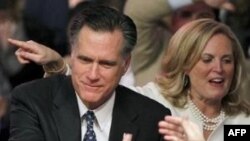 Cựu Thống đốc bang Massachusetts Mitt Romney và vợ chào đón những người ủng hộ tại Đại học Southern New Hampshire ở Manchester, NH, 10/1/2012