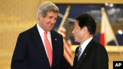 Ngoại trưởng Nhật Bản Fumio Kishida chào đón Ngoại trưởng Mỹ John Kerry tại Nhà khách Iikura ở Tokyo, ngày 14/4/2013.