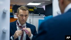 Nhà chính trị đối lập Alexei Navalny chuẩn bị cho cuộc phỏng vấn với hãng tin tức AP của Mỹ tại Moscow, Nga, hôm 18/12. Nhà lãnh đạo cũng là một blogger chống tham nhũng này bị Ủy ban bầu cử Nga cấm ra tranh cử vào tháng 3/2018.