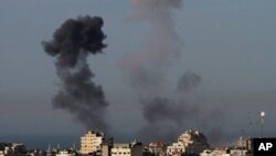 Khói bốc lên sau các vụ không kích của Israel ở dải Gaza, ngày 11/3/2012