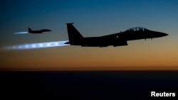 Hai phi cơ chiến đấu F-15E Strike Eagles của Không Lưc Mỹ bay trên không phận miền bắc Iraq sau khi oanh kích ở Syria