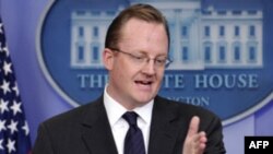 Phát ngôn viên Tòa Bạch Ốc Robert Gibbs nói rằng việc Iran tuyên bố tiếp tục sản xuất 20% chất uranium tinh chế đã vi phạm các nghị quyết của Hội Đồng Bảo An Liên Hiệp Quốc