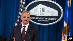 Bộ trưởng Tư pháp Eric Holder nói chuyện tại một cục họp báo, 3/11/14. Bộ Tư pháp loan báo 2 hãng xe Hyundai và Kia sẽ phải nộp phạt 100 triệu đôla