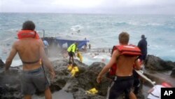 18/1/2012: Du thuyền Costa Concordia bị lật nghiêng gần đảo Giglio của Ý.