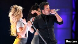 Luis Fonsi tại liên hoan âm nhạc quốc tế ở Vina del Mar, Santiago, năm 2015.