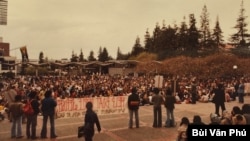 Biểu tình cho thuyền nhân Việt Nam tại Sproul Plaza năm 1979. (Ảnh: Bùi Văn Phú)