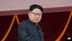 Lãnh tụ Bắc Hàn Kim Jong Un tại lễ diễu binh ở Pyongyang tháng 5/2016. Nhà lãnh đạo của Bắc Triều Tiên tuyên bố vào tháng trước rằng nước này đã chế tạo được tên lửa có thể bắn tới lục địa Mỹ.