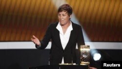 Abby Wambach được trao giải Cầu thủ nữ xuất sắc nhất thế giới của FIFA năm 2012.