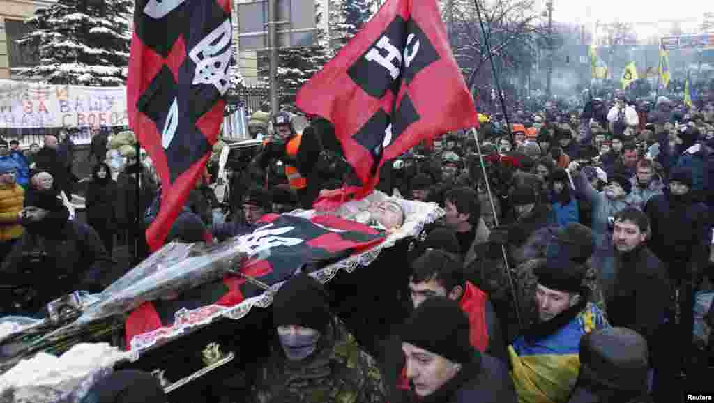 Những người ủng hộ khiêng quan tài của anh Zhyznevsky tại lễ tang ở Kyiv, 26/1/14