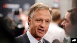 Thống đốc bang Tennessee Bill Haslam trao đổi với các phóng viên tại Nashville, ngày 13 tháng 4 năm 2016.