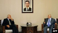 Bộ trưởng Ngoại giao Syria Walid al-Moallem, phải, họp với Chủ tịch Hồng Thập Tự Quốc Tế Jakob Kellenberger tại Damascus, Syria, 4/9/2011