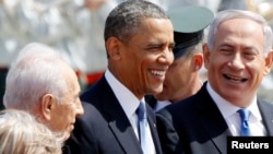 Thủ tướng Netanyahu (phải) và Tổng thống Shimon Peres (trái) của Israel đón Tổng thống Obama khi ông đến phi trường quốc tế Ben Gurion ở Tel Aviv, Israel, 20/3/13