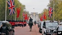 Cờ quốc gia của Trung Quốc được treo cạnh cờ Anh gần Cung điện Buckingham ở London, ngày 16/10/2015.