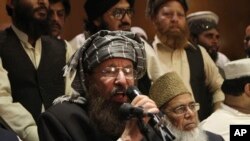 Giáo sĩ Maulana Sami-ul-Haq, thành viên của Ủy ban đàm phán Taliban, phát biểu trong một cuộc họp báo ở Lahore, ngày 15/2/2014.