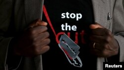 Áo thun với dòng chữ "Stop the Cut" kêu gọi loại bỏ tập tục cắt bỏ âm vật (FGM).