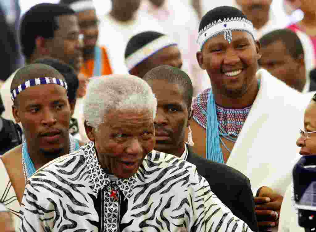 Cựu Tổng thống Mandela v&agrave; người ch&aacute;u nội, Mandla Mandela, b&igrave;a phải, đến dự buổi lễ ở Mvezo, Nam Phi. 16/4/2007.