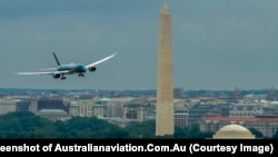 Một chiếc máy bay Boeing của Vietnam Airlines bay trên bầu trời Washington DC.