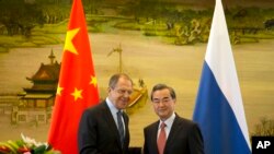 Ngoại trưởng Nga Sergey Lavrov (trái) bắt tay Bộ trưởng Ngoại giao Trung Quốc Vương Nghị sau cuộc họp báo tại Bộ Ngoại giao Trung Quốc ngày 29/4/2016.