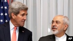 Ngoại trưởng Mỹ John Kerry trao đổi với Ngoại trưởng Iran Mohammad Javad Zarif trong một gặp tại Lausanne, Thụy Sĩ, hôm 16/3.