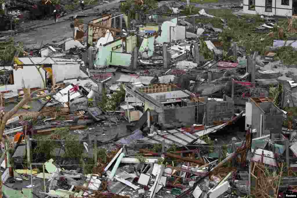 Nhà cửa gần sân bay bị tàn phá sau khi Siêu bão Haiyan đập vào thành phố Tacloban, miền trung Philippines, ngày 9/11/2013.