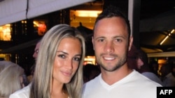 Oscar Pistorius và bạn gái Reeva Steenkamp tại Johannesburg, ngày 26/1/2013.