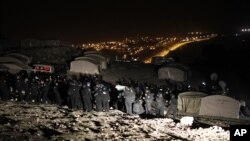 Cảnh sát Israel đuổi người Palestine ra khỏi khu vực E-1 gần Jerusalem, ngày 13/1/2013.