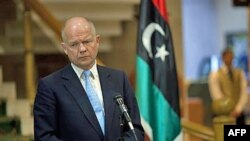 Bộ trưởng Ngoại giao Anh William Hague trong một cuộc họp báo tại Benghazi, thành trì của phe đối lập Libya, ngày 4/5/2011