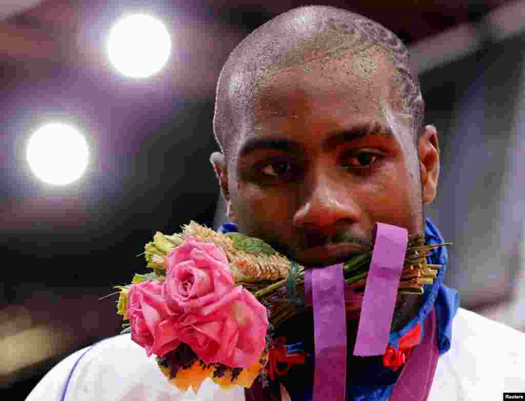 Teddy Riner, người Ph&aacute;p, cầm b&oacute; hoa tại lễ trao tặng huy chương v&agrave;ng m&ocirc;n Nhu đạo hạng tr&ecirc;n 100 kil&ocirc; ng&agrave;y 3 th&aacute;ng 8 năm 2012.