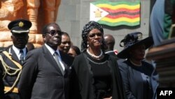 Tổng thống Mugabe và vợ ông dự đám tang của Tướng Mujuru