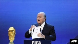 Chủ tịch FIFA Sepp Blatter công bố nước giành quyền đăng cai World Cup 2018 và 2022 ở Zurich, Thụy SĨ, hôm 2/12.