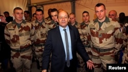 Bộ trưởng Quốc phòng Pháp Jean-Yves Le Drian và binh sĩ Pháp