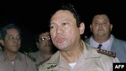 Ông Manuel Noriega nói chuyện với báo chí ở Panama, năm 1989 (hình lưu trữ)